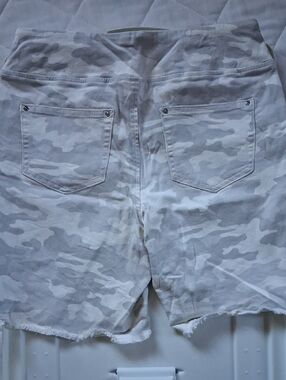 Belle By Kim Gravel 8" Cammo Shorts, Sz 10 [#252g]